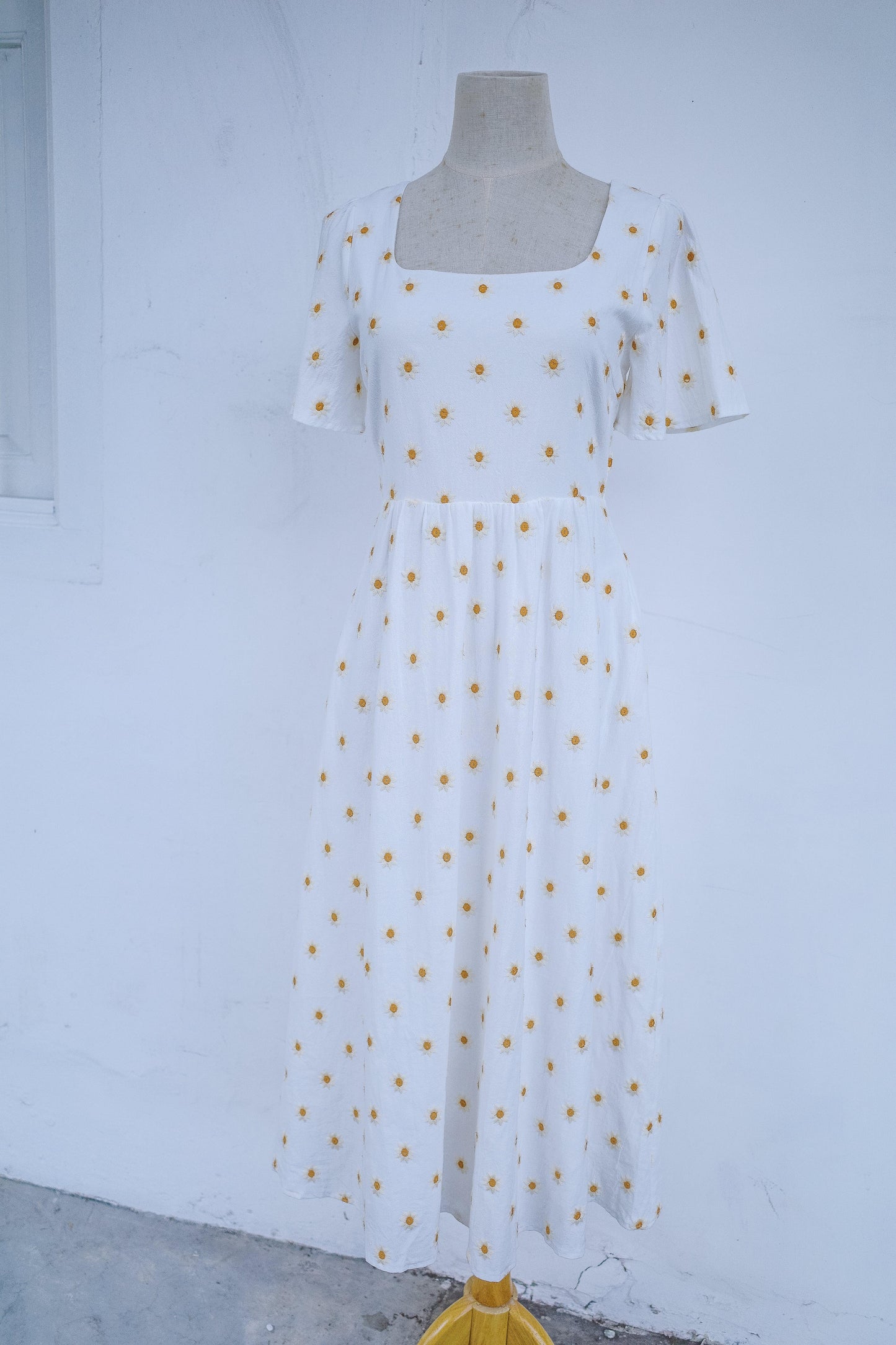 Meredith Embroidered Linen Dress - TMTSG - www.themadtheories.com